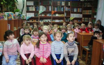 Дню космонавтики юные художники города Шумерли посвятили свои рисунки